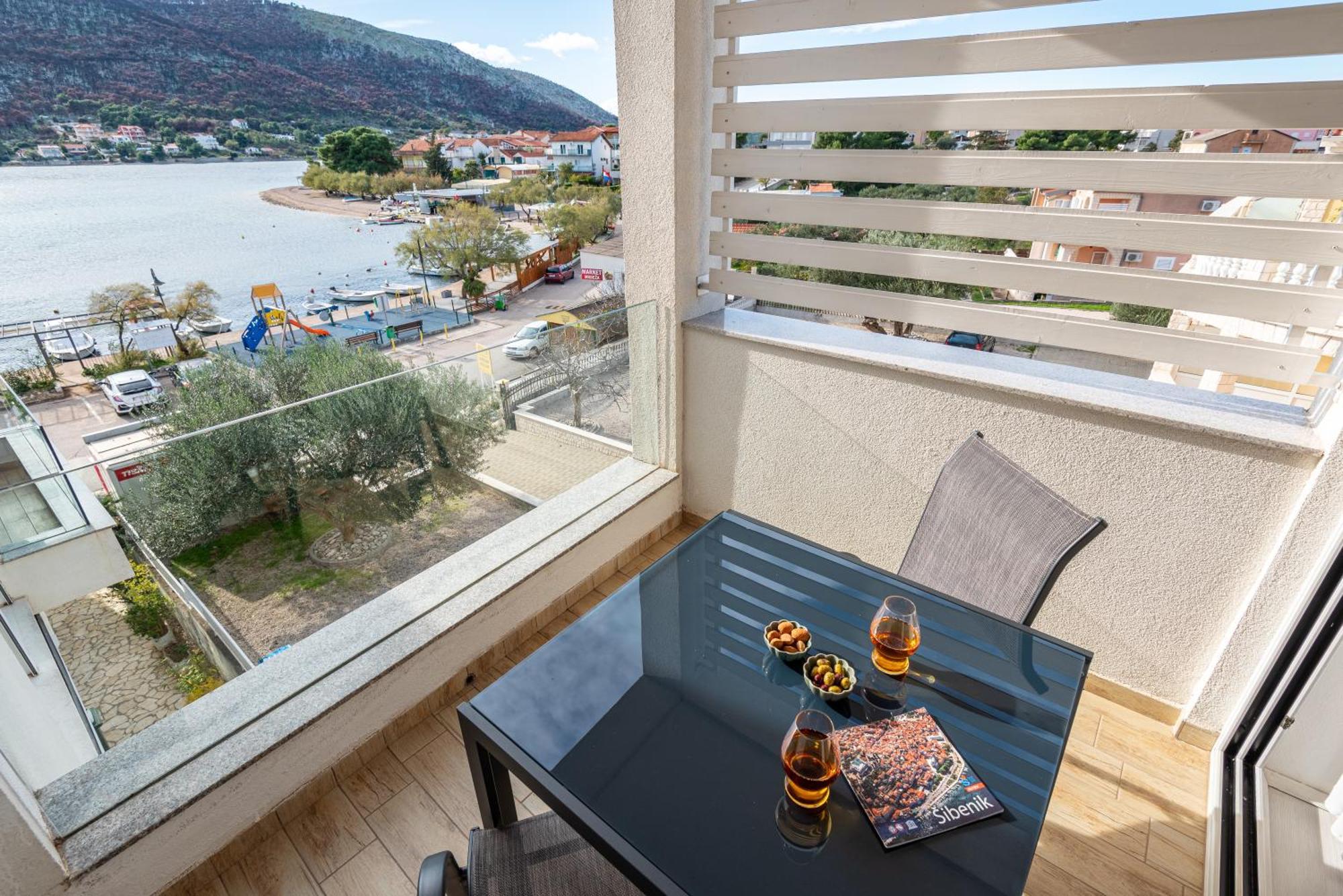 Apartments Holidays Roko Grebaštica Rom bilde